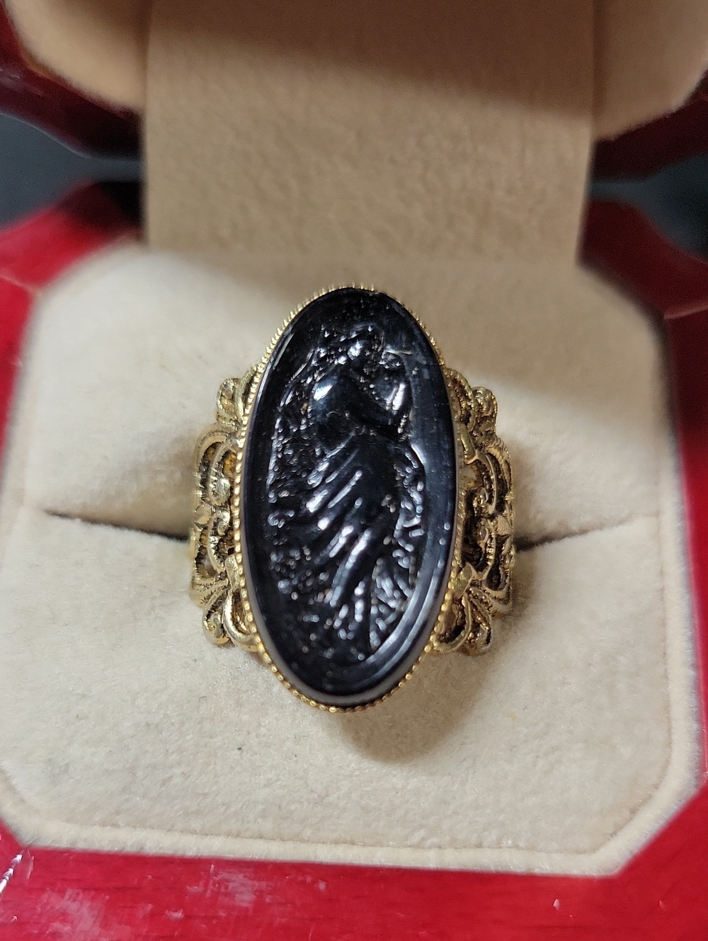 Vintage-Inspired Gold Tone Filigree Ring with Black Cameo Oval Stone